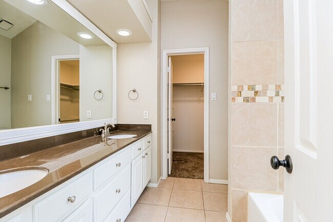 Building Photo - 9215 Grandview Park Dr