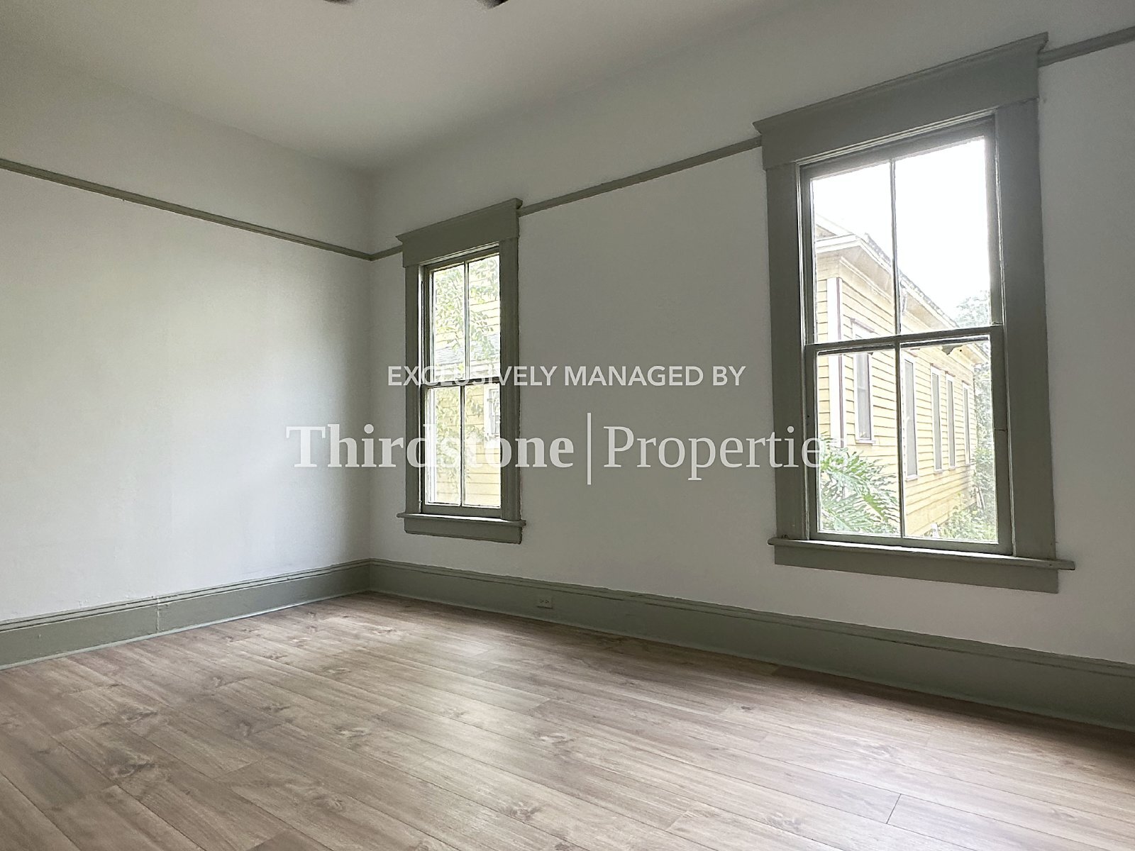 Building Photo - 210 E 9th St