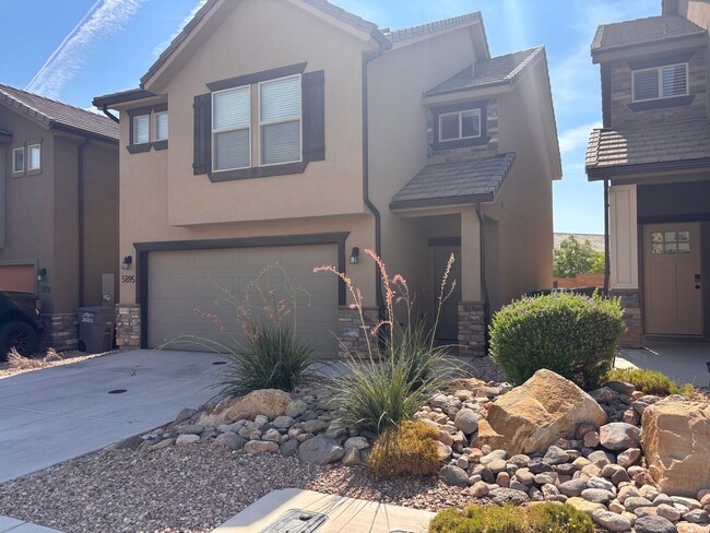 Building Photo - 4 bed | 2 1/2 bath | 2 car garage in Deser...