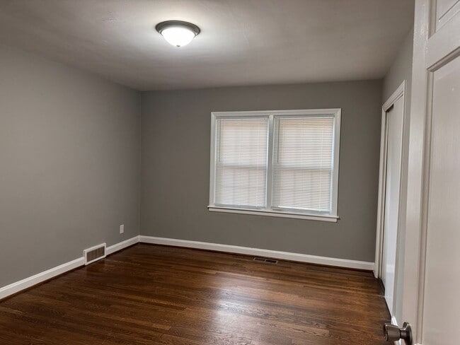 Building Photo - 3 bedroom 1 bath home, located in the Greystone area!