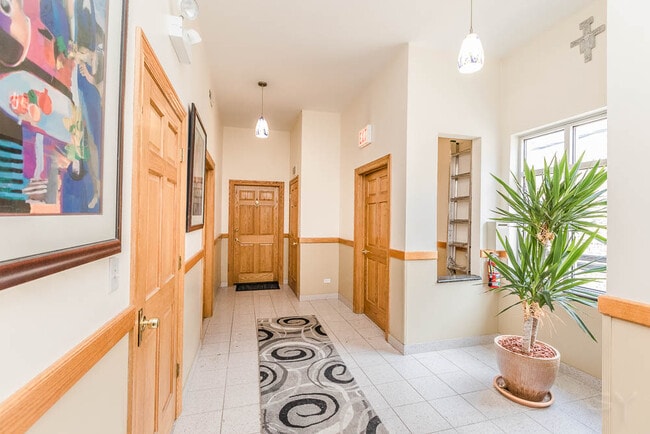 LOBBY - 3205 W Wilson Ave