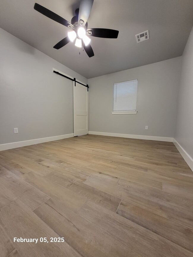 Building Photo - Remodeled (3) Bed/(1.5) Bath Avail Now! Sm...