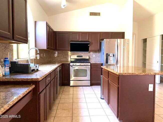 Building Photo - 5918 E Woodridge Dr