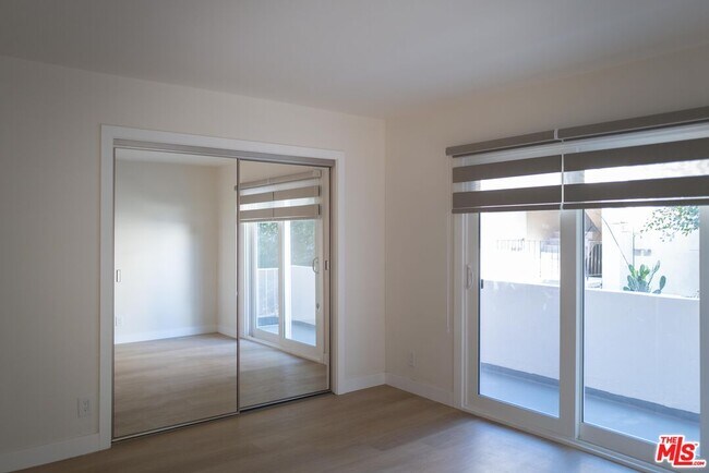 Building Photo - 860 S Kingsley Dr