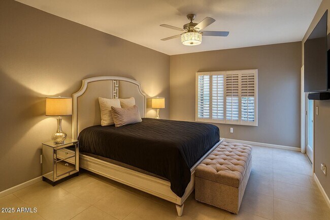 Building Photo - 8100 E Camelback Rd