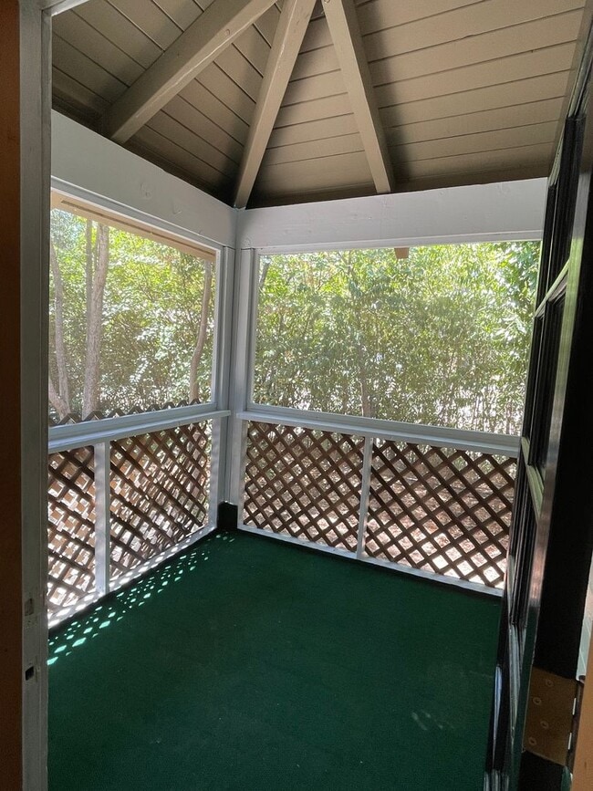 Building Photo - Cozy and convenient, private location, Cot...