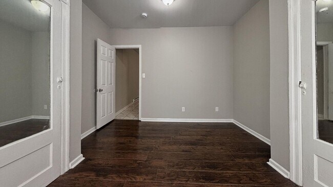 Building Photo - 1915 W Erie Ave