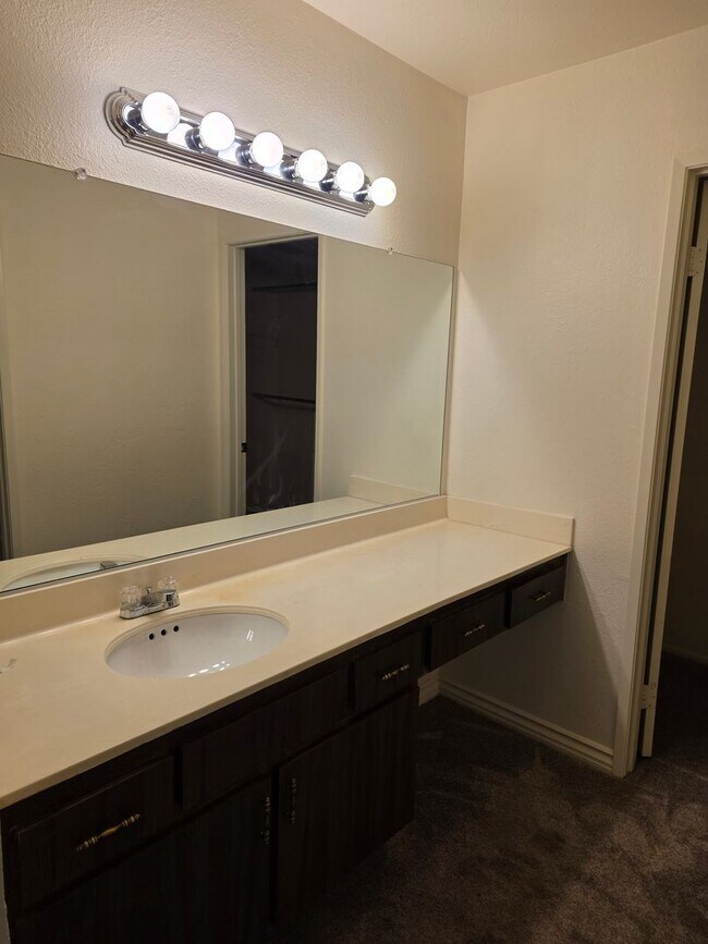 Building Photo - Sharp one level 3-bedroom 2 bath condomini...