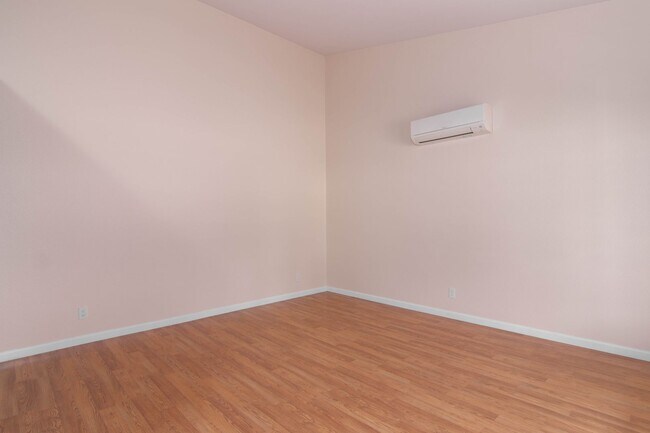 Building Photo - Updated 3 Bed 2 Bath Home With Brand New 2...