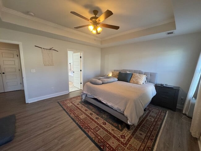Building Photo - 4br/2ba Pet friendly 1-level home in Fort ...