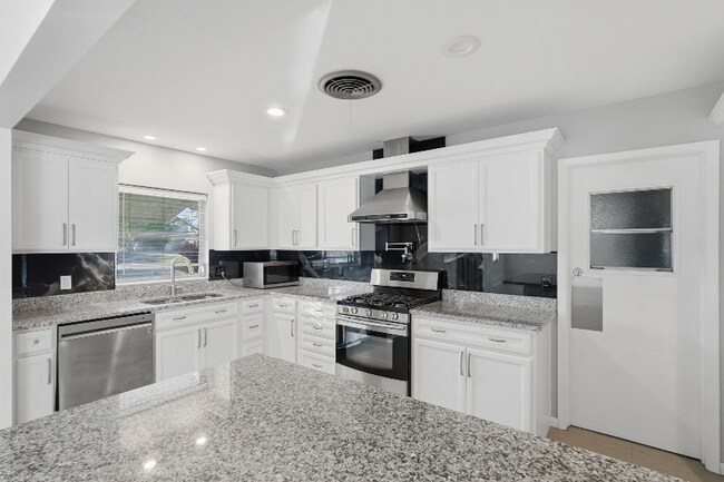 Building Photo - 725 Patricia Ave