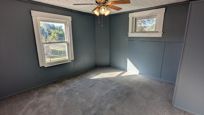 Building Photo - Welcome to this single-family home located...