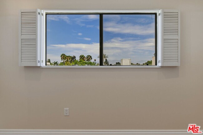 Building Photo - 4443 Ventura Canyon Ave