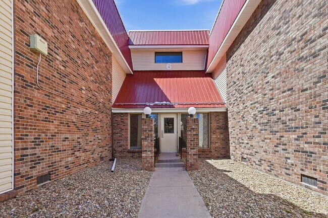 Building Photo - $1,470.95 - 2 Bed, 1 Bath Condo in Aurora with In Unit Laundry!