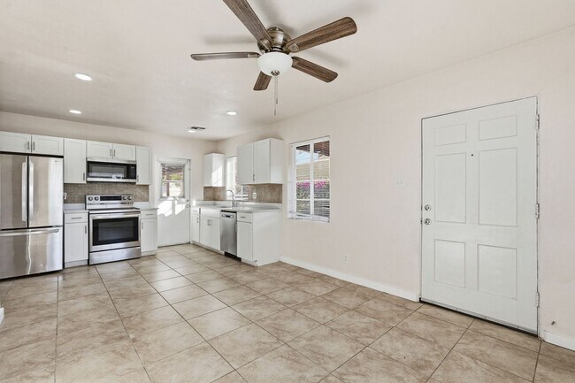 Building Photo - Great complex in Central Phoenix