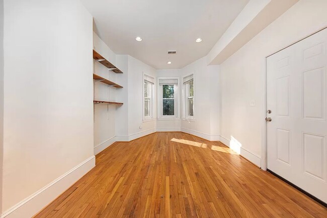 Building Photo - Charming 2br/1ba Near U St/Shaw with Parking!