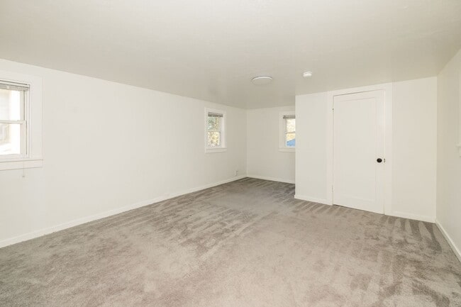 Building Photo - Available Northbrae Garden Cottage!