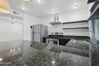 Building Photo - 1005 W 5th St