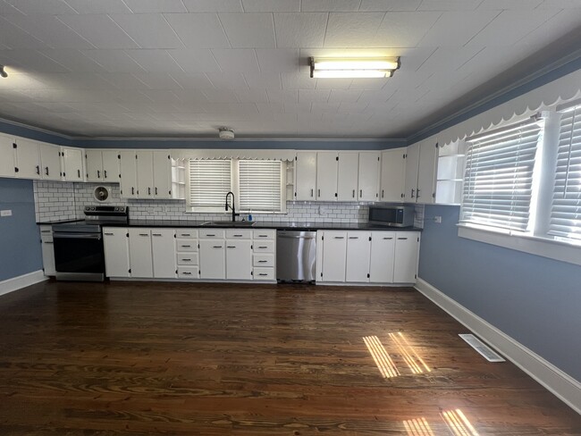 Building Photo - 820 Suncrest Orchard Rd