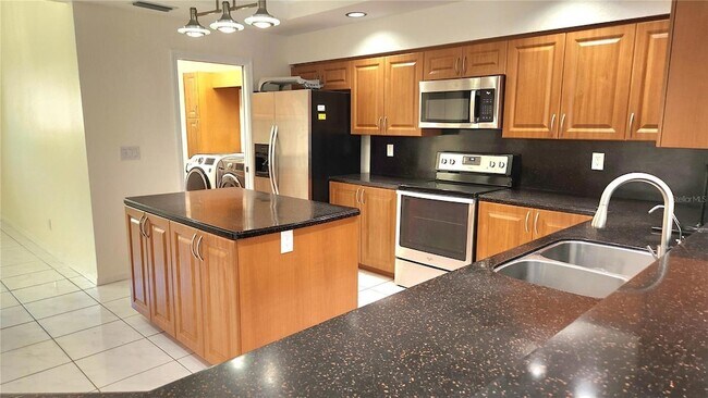 Building Photo - 3037 Crest Dr