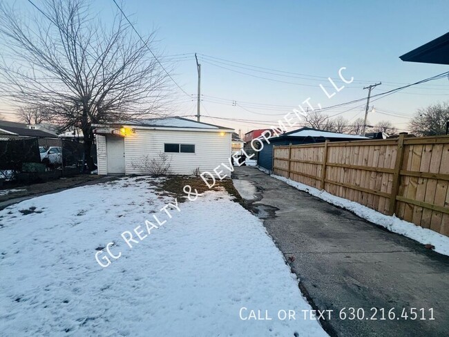 Building Photo - *** 4 BDRM - 2 BTH / FIN BASEMENT / W&D HO...