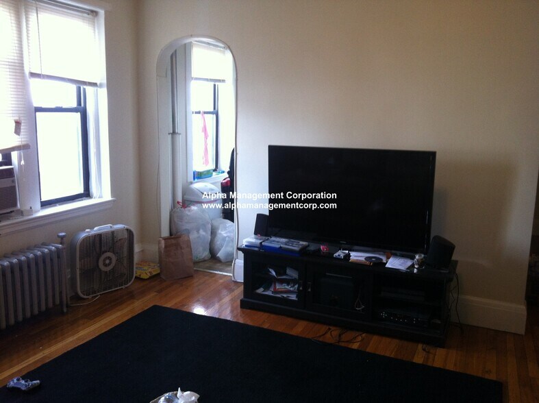 Building Photo - 180 Pleasant St