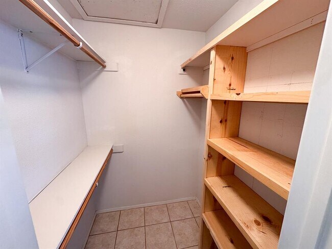 Building Photo - 505 Cambridge Dr