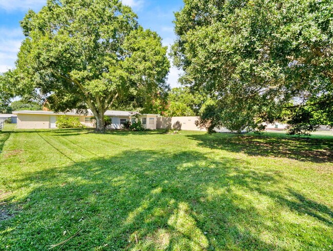 Building Photo - 3-bedroom, 2-bathroom pool home
