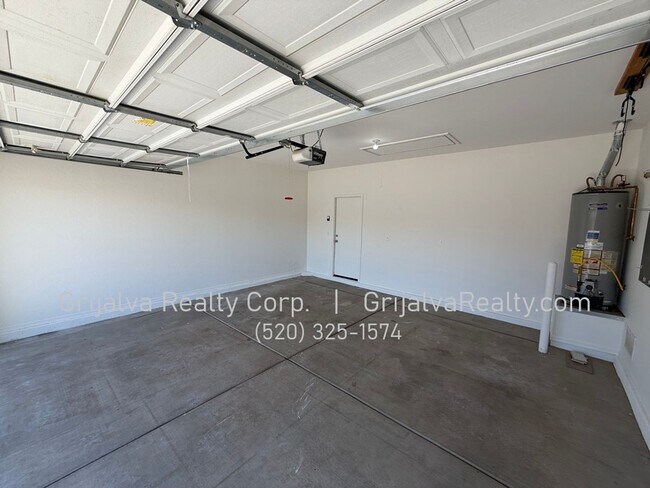 Building Photo - 880 West Calle Valenciana