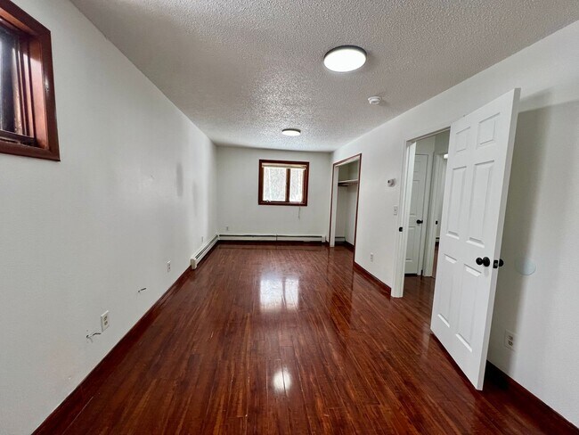 Building Photo - Waves Rd *