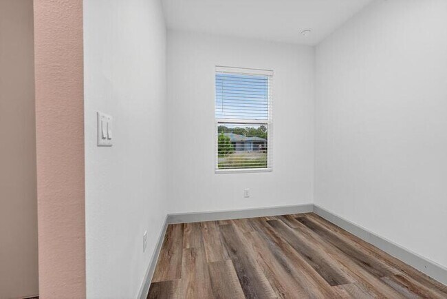Building Photo - 2252 Fernwood St