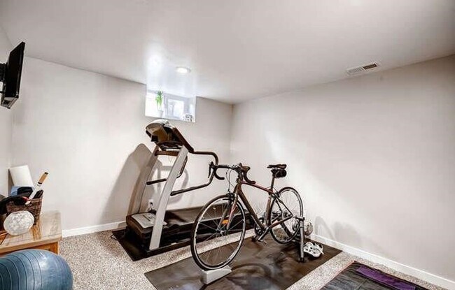 Building Photo - Fabulous 3 Bed (+ 1 non conforming) / 2 bath SFH in the Montclair Neighborhood