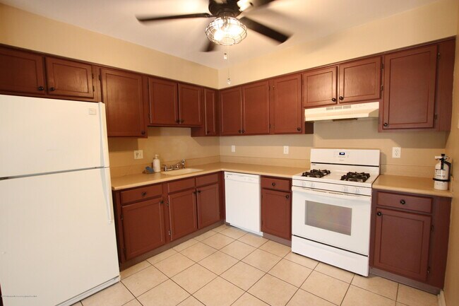 Building Photo - 62 Redwood Dr