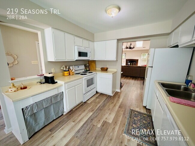 Building Photo - 219 Seasons Trail