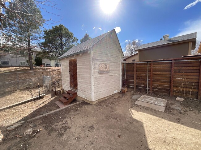 Building Photo - 4 Bedroom Home Available Near Chelton Rd &...