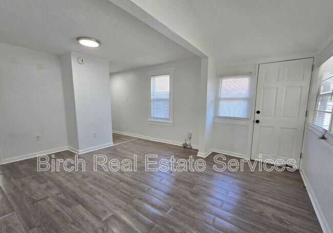 Building Photo - 837 10th Ave N