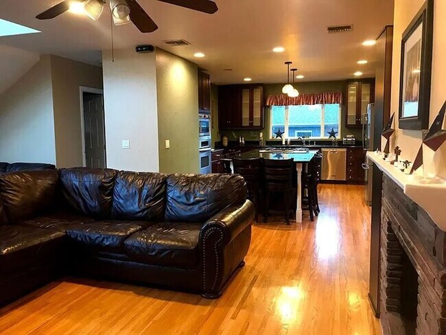 Building Photo - 2274 Luana Ln
