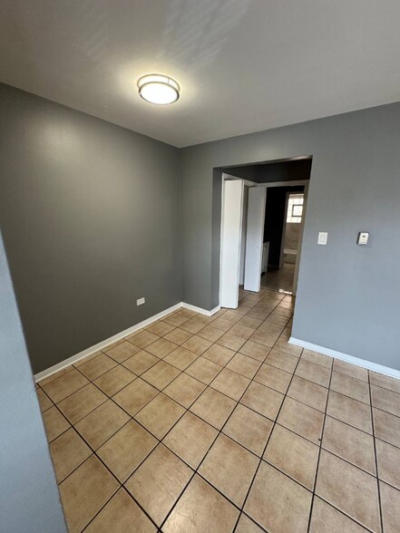 Building Photo - 3110 W 59th St