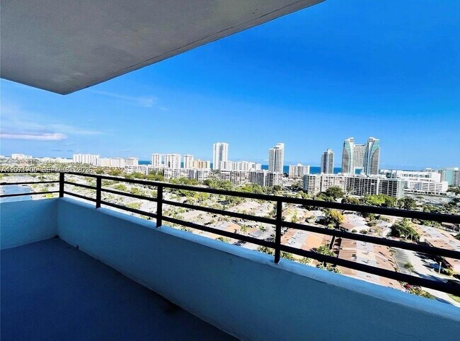 Building Photo - 2500 Parkview Dr