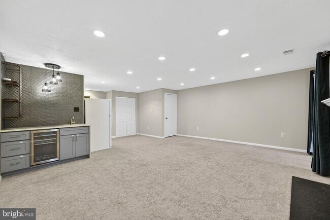 Building Photo - 8605 Western Oak Dr