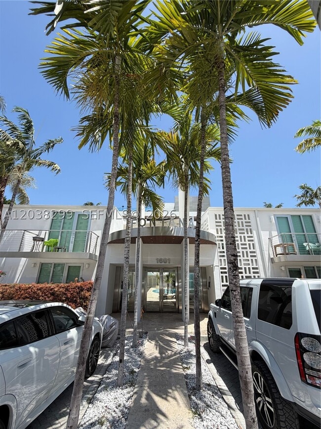 Building Photo - 212 West Dr
