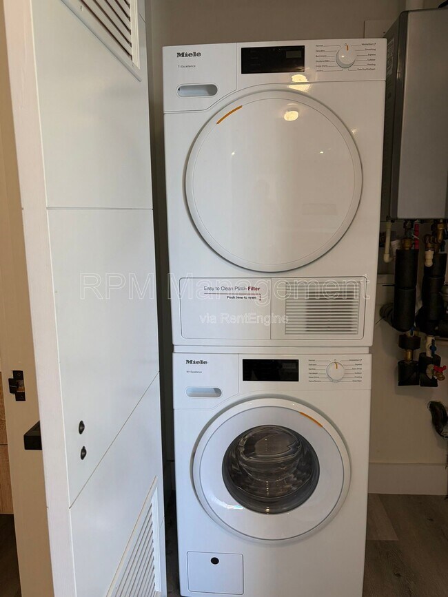 Building Photo - 5923 Laurel Canyon Blvd