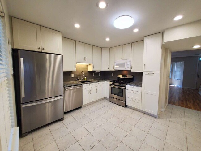 Building Photo - "Charming 2-Bed Townhouse Retreat with Modern Comforts in Hendersonville!"