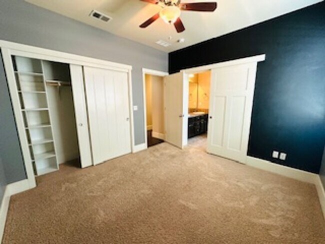 Building Photo - $2,695 Beautiful Barclay Square 4 Bed / Ha...