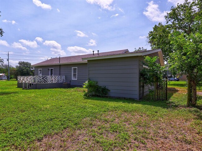Building Photo - 610 Linden St