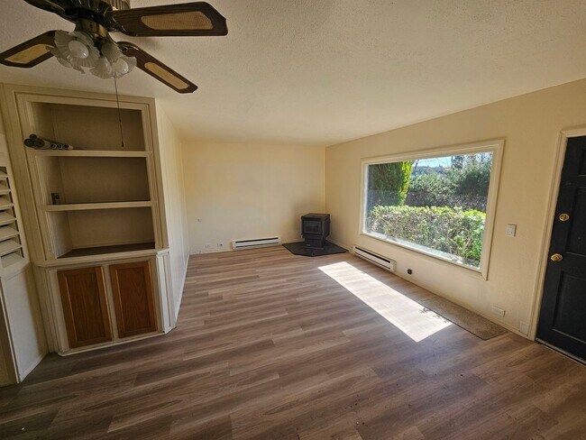 Building Photo - Comfortable 3/Bed-2 Bath Home with a Deck and Fenced Backyard