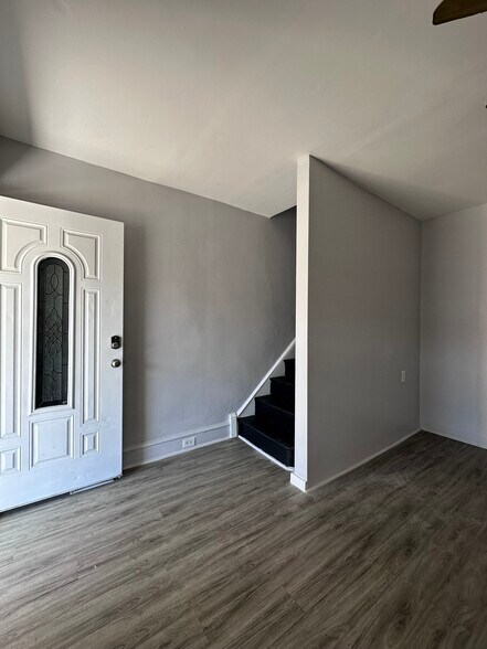 Building Photo - 2647 S 68th St