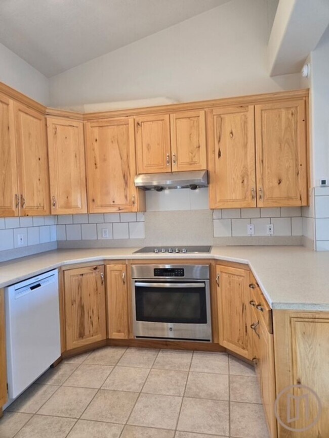 Building Photo - Sunny, spacious home in a prime cul-de-sac location!