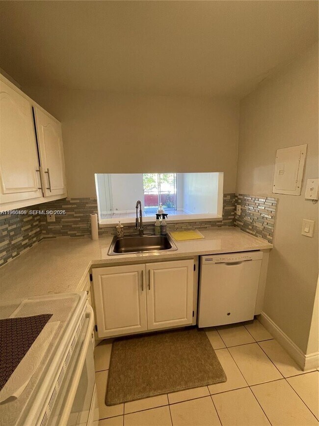 Building Photo - 13685 NE 10th Ave