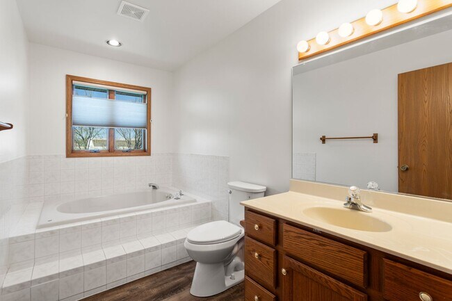 Building Photo - 650/652 Millbrook Drive